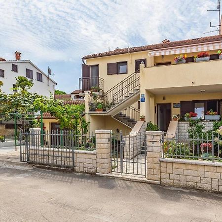 2 Bedroom Stunning Apartment In Rovinj Kültér fotó