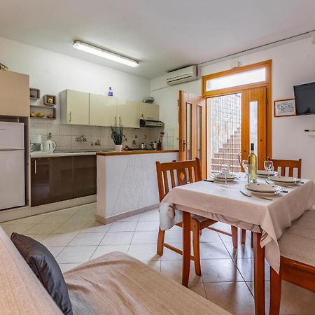 2 Bedroom Stunning Apartment In Rovinj Kültér fotó