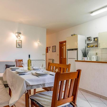 2 Bedroom Stunning Apartment In Rovinj Kültér fotó