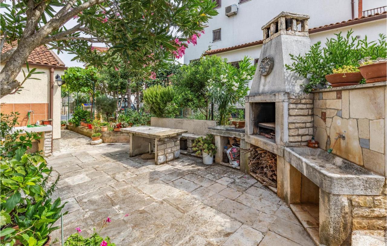 2 Bedroom Stunning Apartment In Rovinj Kültér fotó