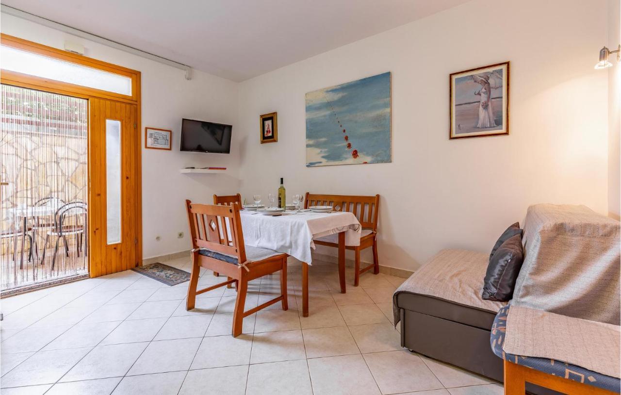 2 Bedroom Stunning Apartment In Rovinj Kültér fotó