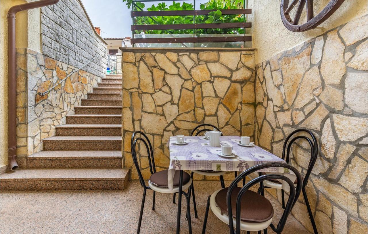 2 Bedroom Stunning Apartment In Rovinj Kültér fotó