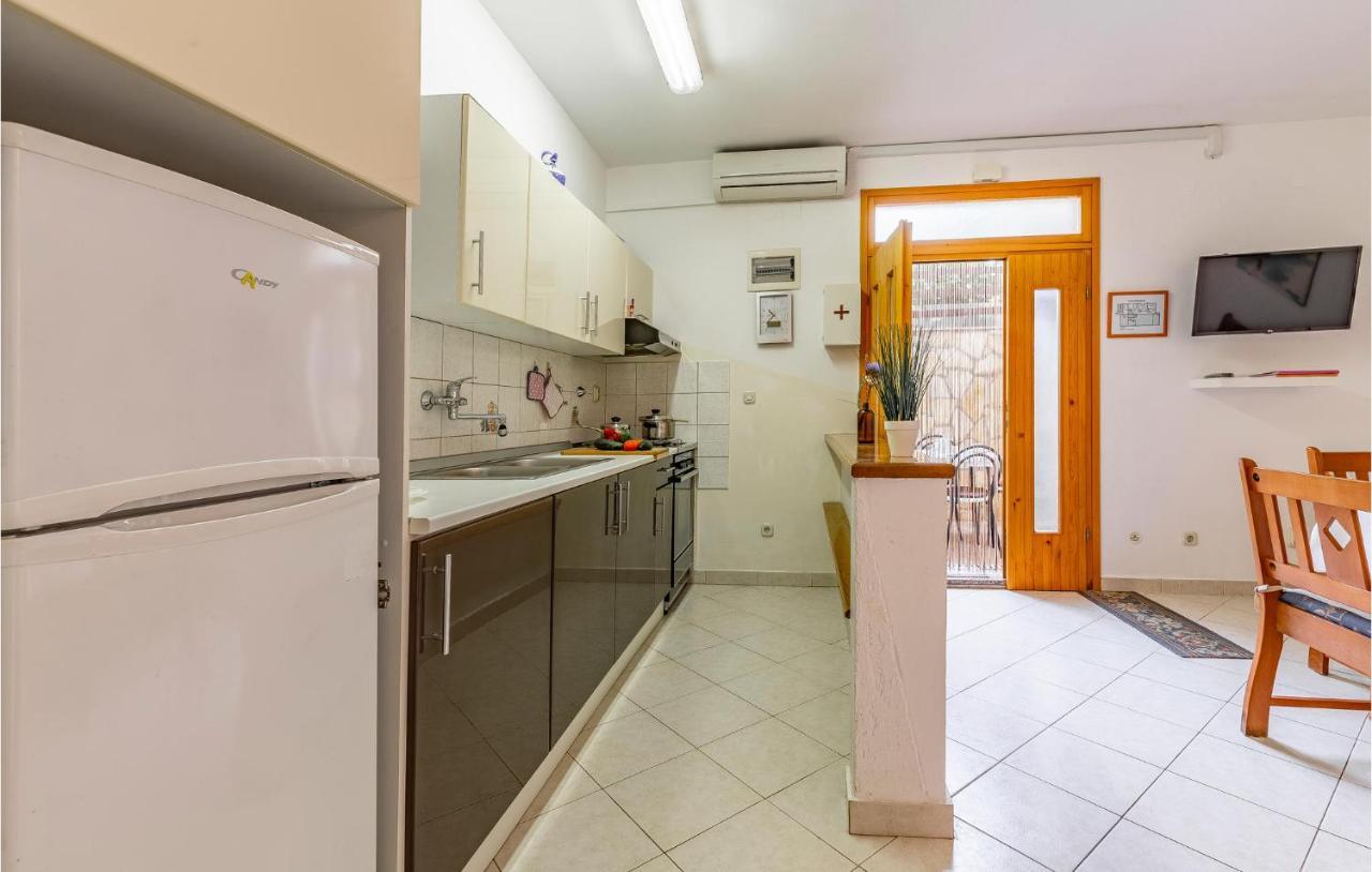 2 Bedroom Stunning Apartment In Rovinj Kültér fotó