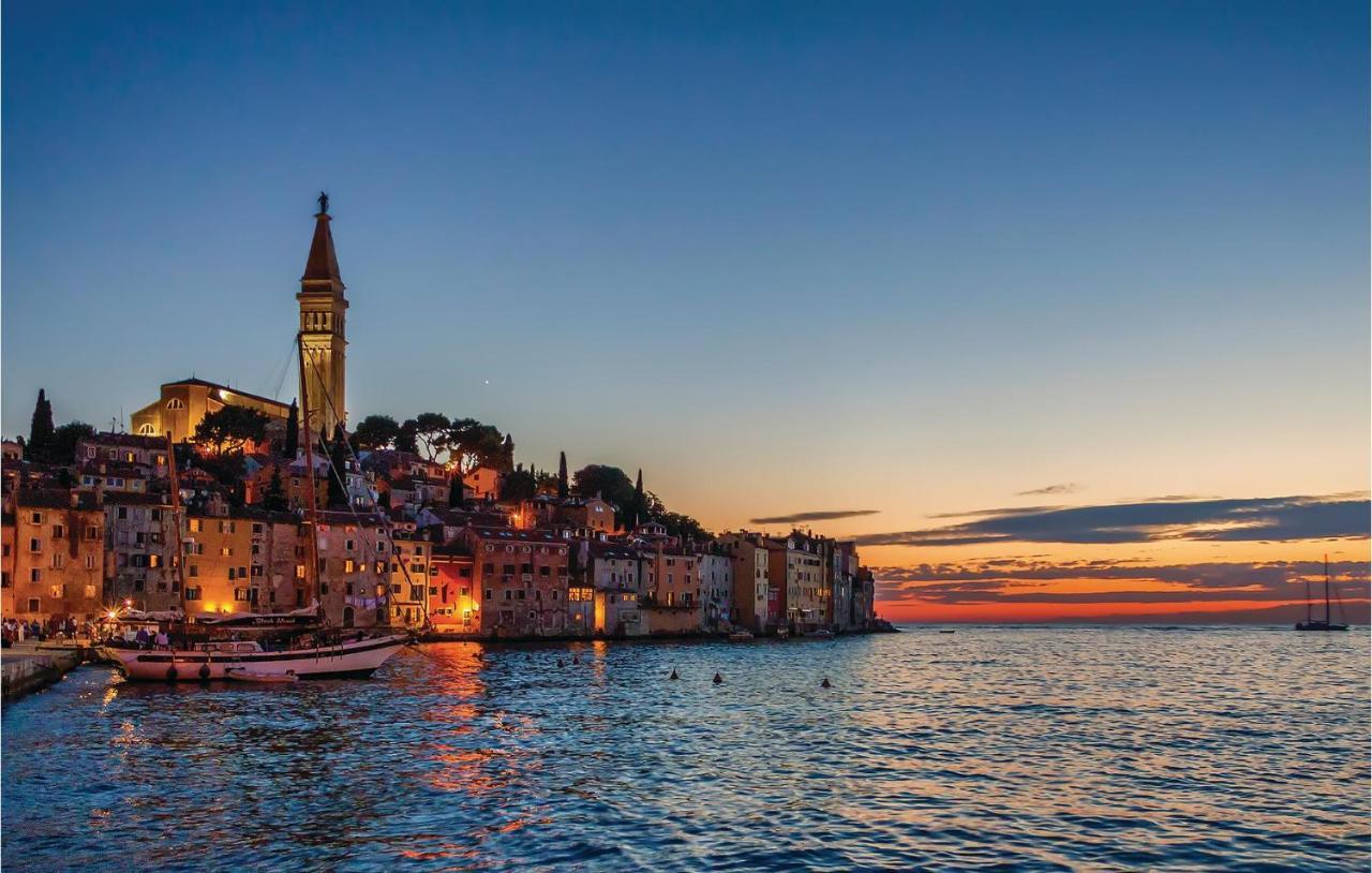 2 Bedroom Stunning Apartment In Rovinj Kültér fotó