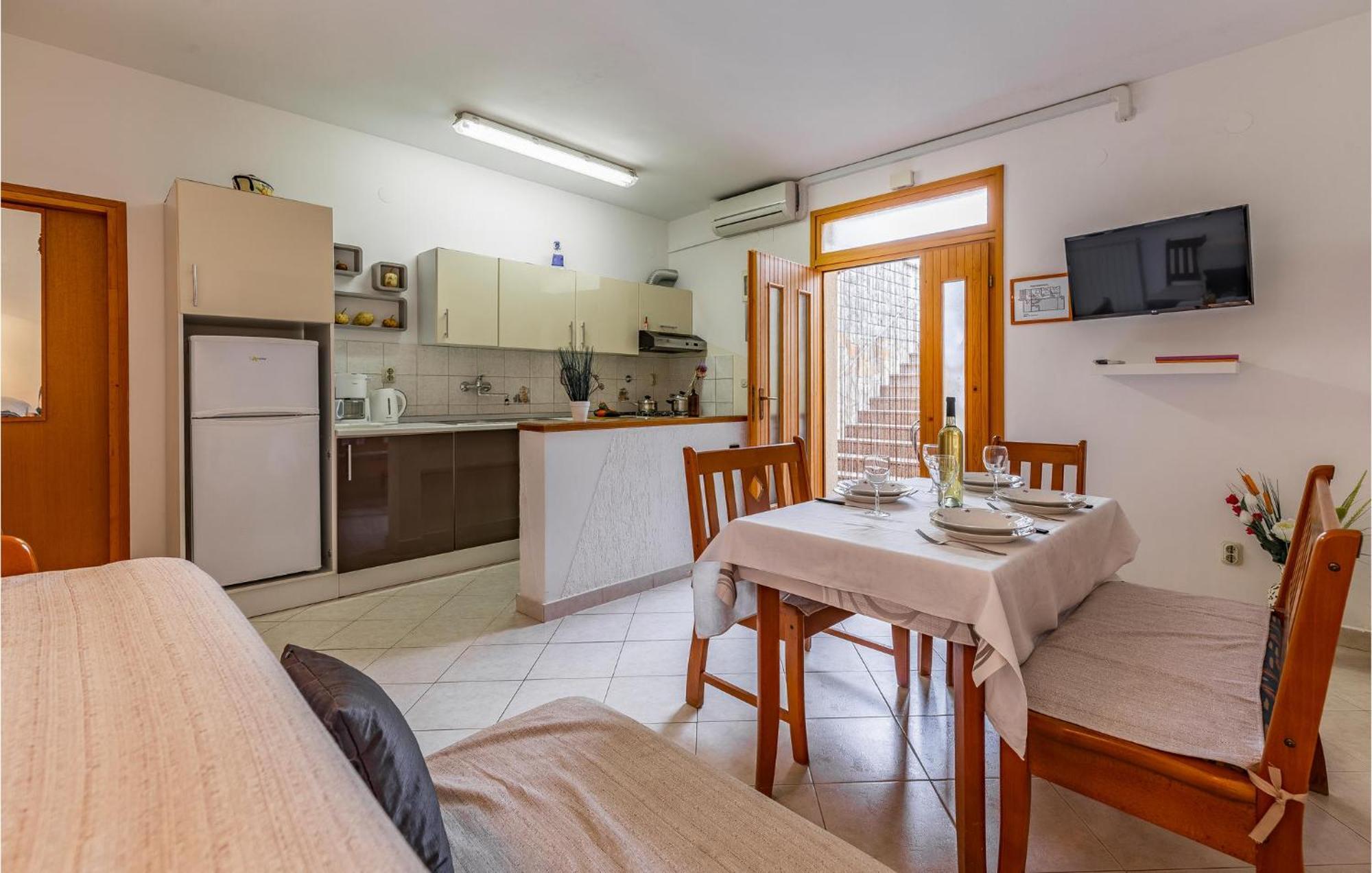 2 Bedroom Stunning Apartment In Rovinj Kültér fotó