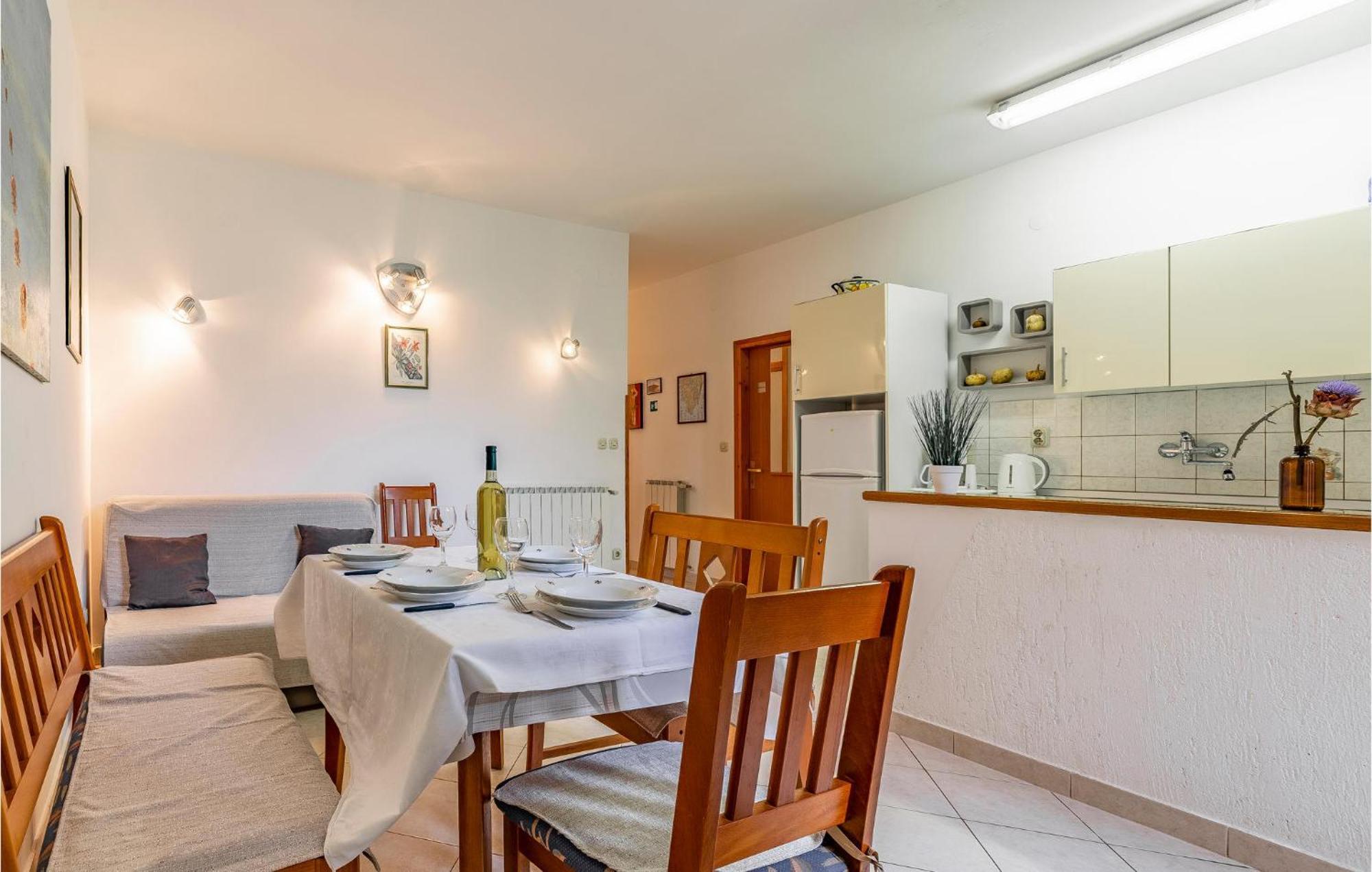 2 Bedroom Stunning Apartment In Rovinj Kültér fotó