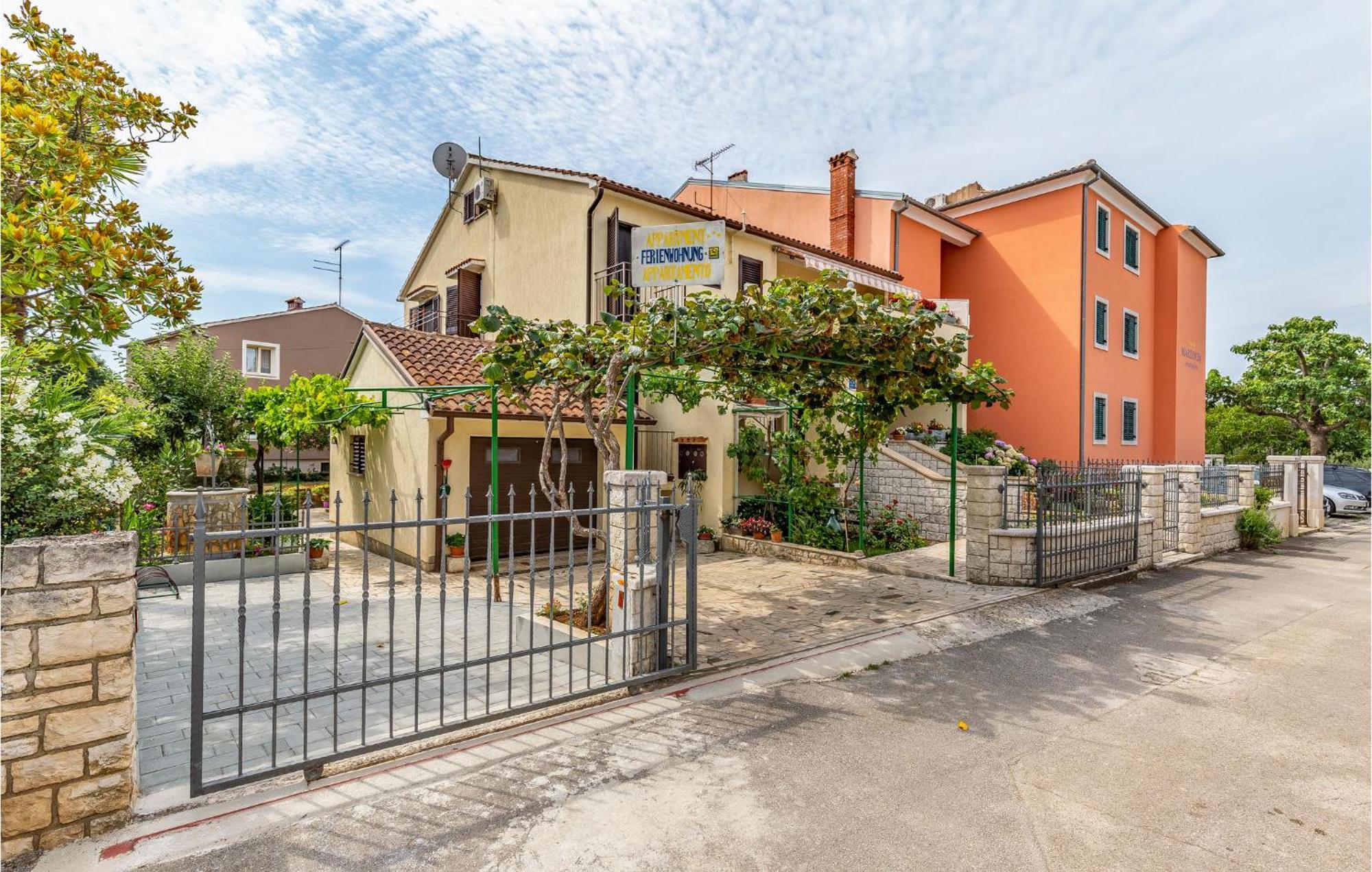 2 Bedroom Stunning Apartment In Rovinj Kültér fotó